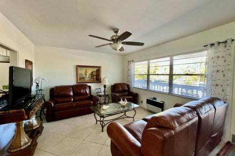 Condo in Deerfield Beach, Florida, 1 bedroom  № 2247573 - photo 2