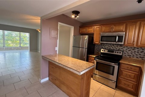 Снять в аренду кондоминиум в Санрайз, Флорида 2 спальни, 78.97м2, № 1944515 - фото 1