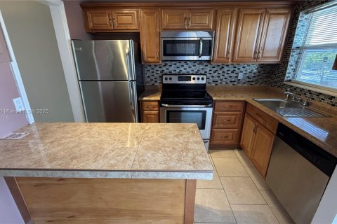 Снять в аренду кондоминиум в Санрайз, Флорида 2 спальни, 78.97м2, № 1944515 - фото 2