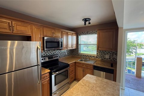 Снять в аренду кондоминиум в Санрайз, Флорида 2 спальни, 78.97м2, № 1944515 - фото 3