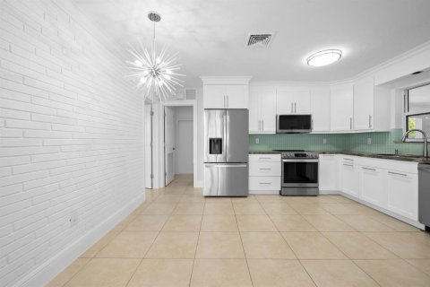 House in Pompano Beach, Florida 2 bedrooms, 164.44 sq.m. № 2191787 - photo 19