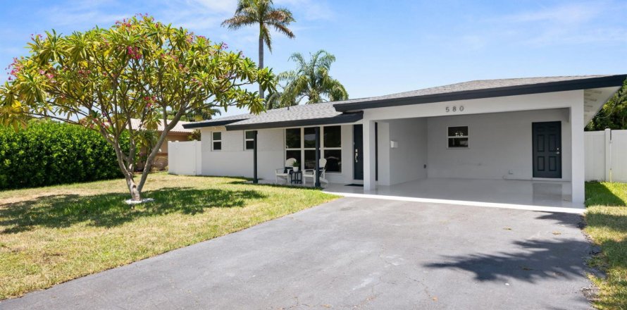 House in Pompano Beach, Florida 2 bedrooms, 164.44 sq.m. № 2191787
