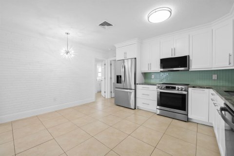 House in Pompano Beach, Florida 2 bedrooms, 164.44 sq.m. № 2191787 - photo 20