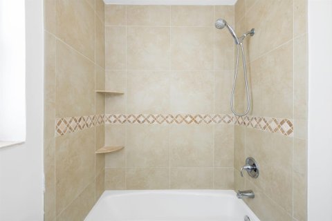 House in Pompano Beach, Florida 2 bedrooms, 164.44 sq.m. № 2191787 - photo 5
