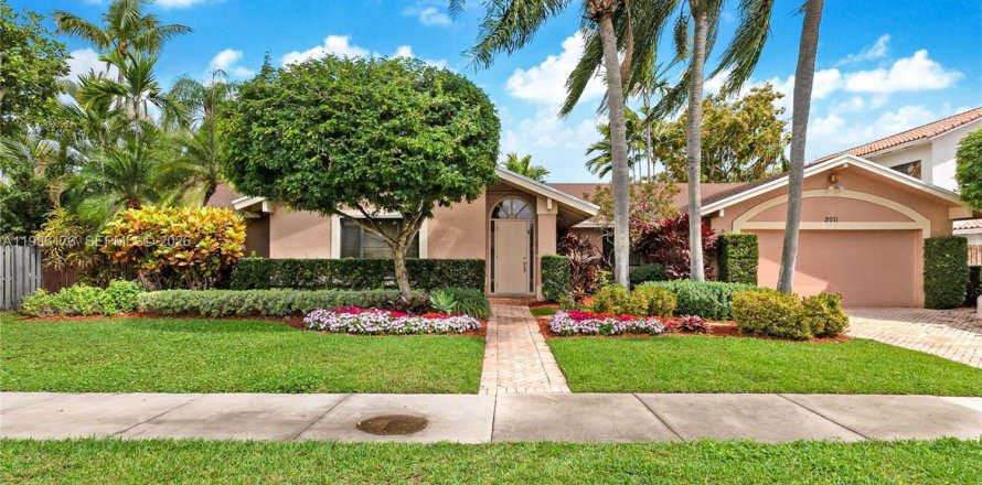 Дом в Майами, Флорида 4 спальни, 261.15м2 № 2048868