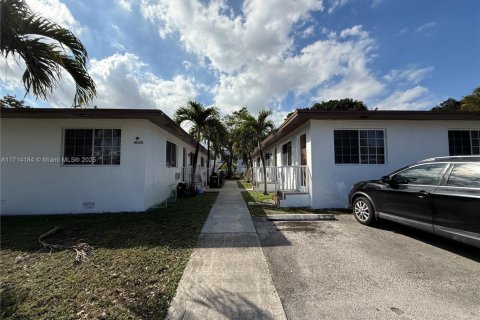 Propiedad comercial en Miami, Florida 338.16 m2 № 2055142