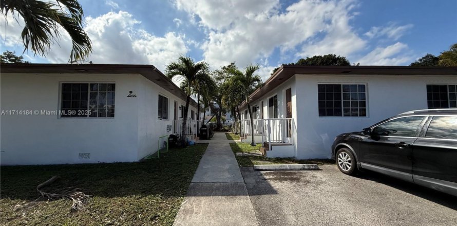 Propiedad comercial en Miami, Florida 338.16 m2 № 2055142