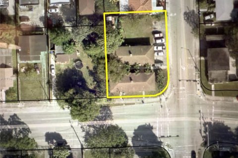 Propiedad comercial en venta en Miami, Florida, 338.16 m2 № 2055142 - foto 2
