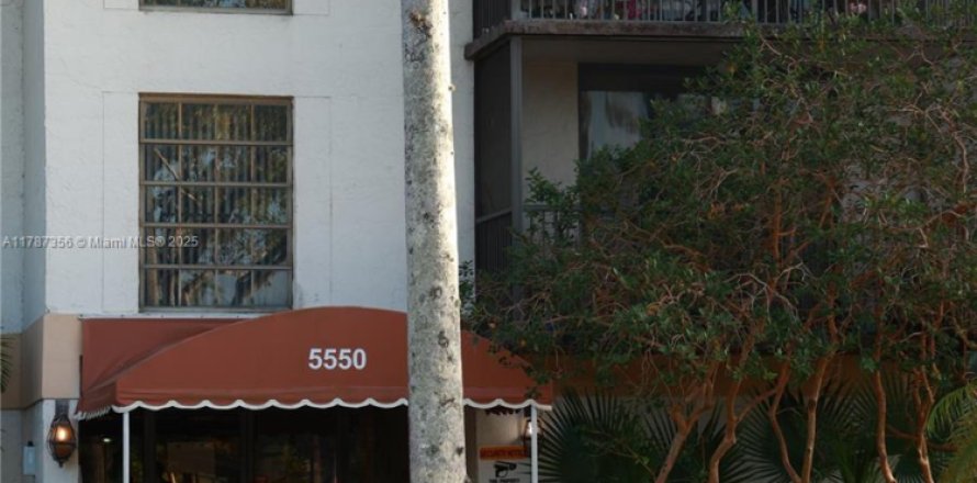 Condo in Lauderhill, Florida, 2 bedrooms № 1863317