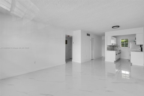 Condo in Opa-locka, Florida, 2 bedrooms № 2077484 - photo 5