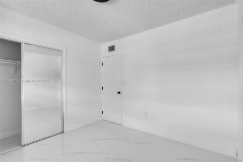 Condo in Opa-locka, Florida, 2 bedrooms № 2077484 - photo 11