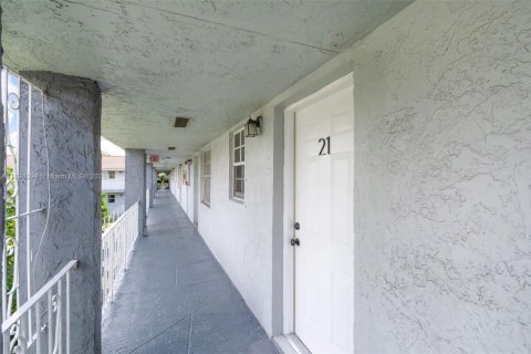 Condo in Opa-locka, Florida, 2 bedrooms № 2077484 - photo 2