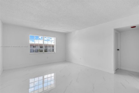Condo in Opa-locka, Florida, 2 bedrooms № 2077484 - photo 7