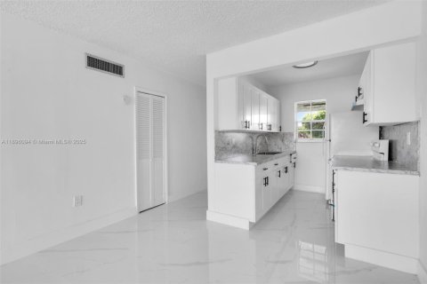 Condo in Opa-locka, Florida, 2 bedrooms № 2077484 - photo 9