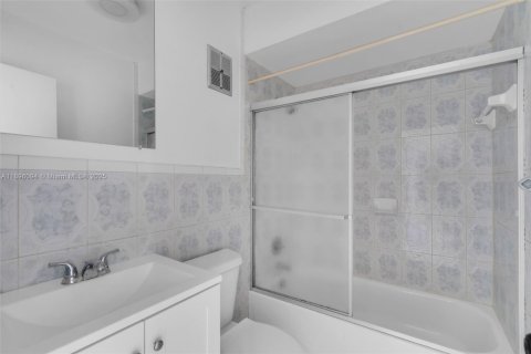 Condo in Opa-locka, Florida, 2 bedrooms № 2077484 - photo 12