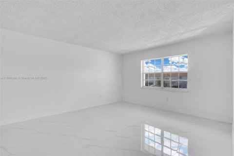 Condo in Opa-locka, Florida, 2 bedrooms № 2077484 - photo 8