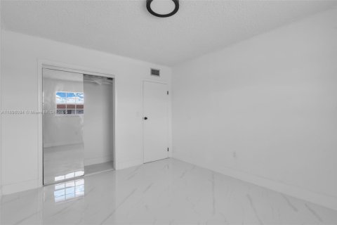 Condo in Opa-locka, Florida, 2 bedrooms № 2077484 - photo 15