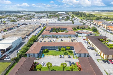 Condo in Opa-locka, Florida, 2 bedrooms № 2077484 - photo 17