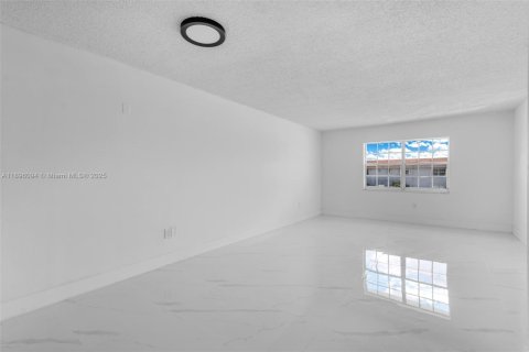 Condo in Opa-locka, Florida, 2 bedrooms № 2077484 - photo 4