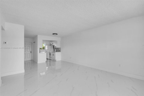 Condo in Opa-locka, Florida, 2 bedrooms № 2077484 - photo 6