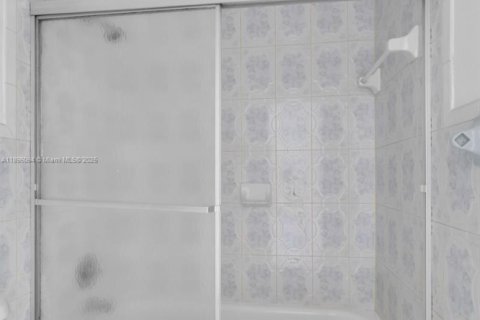 Condo in Opa-locka, Florida, 2 bedrooms № 2077484 - photo 13