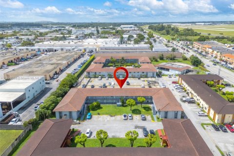Condo in Opa-locka, Florida, 2 bedrooms № 2077484 - photo 16