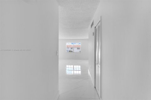 Condo in Opa-locka, Florida, 2 bedrooms № 2077484 - photo 3