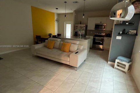 Townhouse in Lauderdale Lakes, Florida 3 bedrooms, 243.96 sq.m. № 2068528 - photo 3