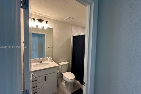 Townhouse in Lauderdale Lakes, Florida 3 bedrooms, 243.96 sq.m. № 2068528 - photo 9