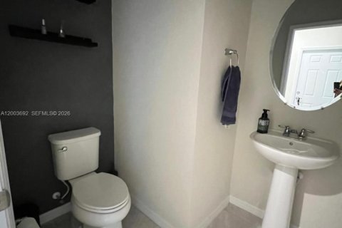 Townhouse in Lauderdale Lakes, Florida 3 bedrooms, 243.96 sq.m. № 2068528 - photo 13