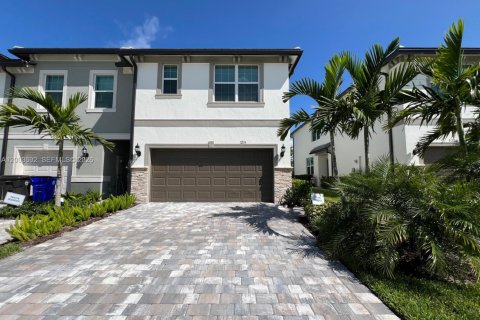 Townhouse in Lauderdale Lakes, Florida 3 bedrooms, 243.96 sq.m. № 2068528