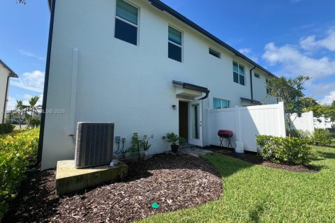 Townhouse in Lauderdale Lakes, Florida 3 bedrooms, 243.96 sq.m. № 2068528 - photo 14