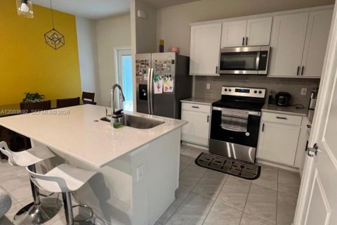 Townhouse in Lauderdale Lakes, Florida 3 bedrooms, 243.96 sq.m. № 2068528 - photo 2