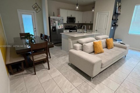 Townhouse in Lauderdale Lakes, Florida 3 bedrooms, 243.96 sq.m. № 2068528 - photo 4