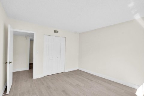 Condo in Oakland Park, Florida, 2 bedrooms  № 2082592 - photo 13