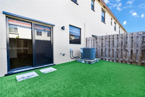 Снять в аренду таунхаус в Майами, Флорида 3 спальни, 122.63м2, № 2021980 - фото 14