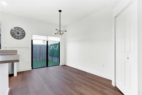 Снять в аренду таунхаус в Майами, Флорида 3 спальни, 122.63м2, № 2021980 - фото 12