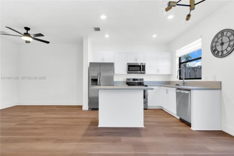 Снять в аренду таунхаус в Майами, Флорида 3 спальни, 122.63м2, № 2021980 - фото 4