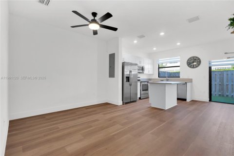 Снять в аренду таунхаус в Майами, Флорида 3 спальни, 122.63м2, № 2021980 - фото 11