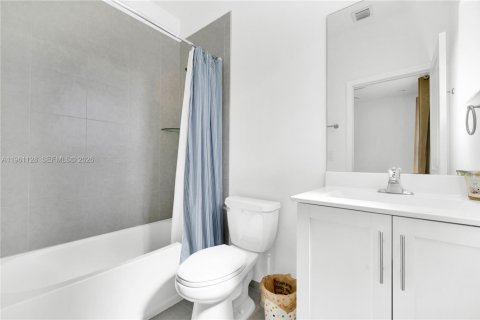 Снять в аренду таунхаус в Майами, Флорида 3 спальни, 122.63м2, № 2021980 - фото 9