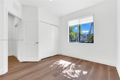 Снять в аренду таунхаус в Майами, Флорида 3 спальни, 122.63м2, № 2021980 - фото 7