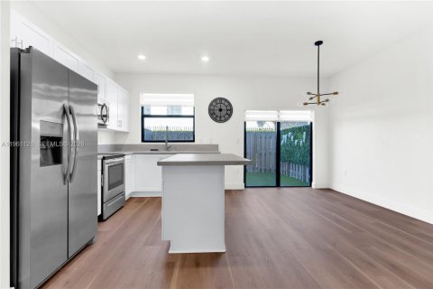 Снять в аренду таунхаус в Майами, Флорида 3 спальни, 122.63м2, № 2021980 - фото 5