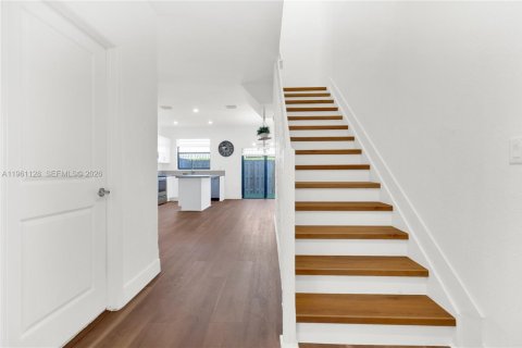 Снять в аренду таунхаус в Майами, Флорида 3 спальни, 122.63м2, № 2021980 - фото 2