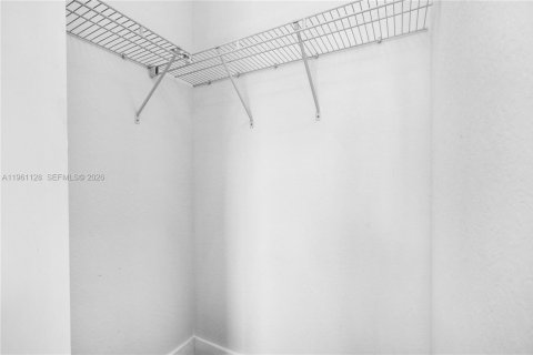 Снять в аренду таунхаус в Майами, Флорида 3 спальни, 122.63м2, № 2021980 - фото 30