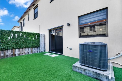 Снять в аренду таунхаус в Майами, Флорида 3 спальни, 122.63м2, № 2021980 - фото 13