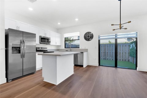 Снять в аренду таунхаус в Майами, Флорида 3 спальни, 122.63м2, № 2021980 - фото 3