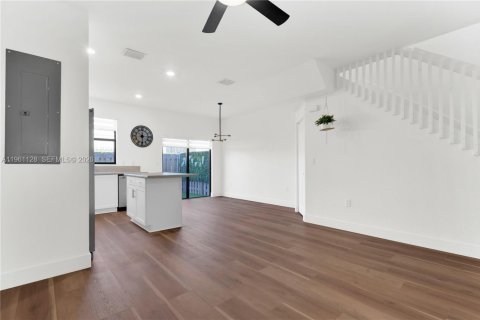 Снять в аренду таунхаус в Майами, Флорида 3 спальни, 122.63м2, № 2021980 - фото 10