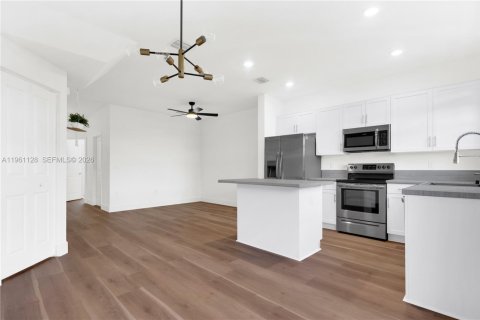 Снять в аренду таунхаус в Майами, Флорида 3 спальни, 122.63м2, № 2021980 - фото 17