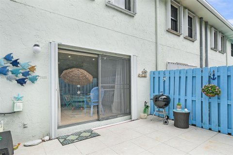 Снять в аренду таунхаус в Дженсен-Бич, Флорида 2 спальни, 117.99м2, № 1979579 - фото 20