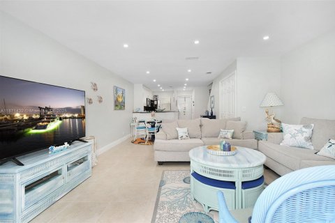 Снять в аренду таунхаус в Дженсен-Бич, Флорида 2 спальни, 117.99м2, № 1979579 - фото 14